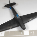 Maski naklejone wokół działek najlepiej wyciąć w Oramasku. Ta folia jest dość odporna na ścieranie i można jej użyć do zabezpieczenia skrzydła wokół miejsca operacji.