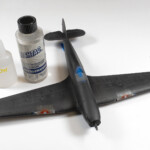 Otwory w maskach pokrywamy gęstym klejem cyjanoakrylowym i od razu do utrwalamy akceleratorem do klejów CA, żeby nic nie podciekło pod maskę.