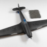 Na koniec, po zdjęciu masek można jeszcze nieco przytępić krawędzie utworzonych paneli wełną stalową.