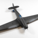 Przed finalnym malowaniem malujemy oczywiście panele i miejsca wokół paneli dobrym podkładem. Tu zastosowałem Bilmodel Surfacer 4000. To będzie tę świetna powierzchnia do sprawdzenia, że nie zastało coś do poprawienia papierem ściernym, czy uzupełnienia klejem CA.