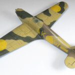 Zdjąłem maskę transferową i pozycjonującą. Niestety granice plam kamuflażowych pod literami "AK", "W" i pod miejscem pokazującym położenie numeru seryjnego okazały się odbiegać znacząco od oryginału.