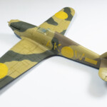 Postanowiłem poprawić w tych miejscach kamuflaż. Nie zdejmując elementów oznakowania z kabuki cienką warstwą farby dokonałem korekt granic plam. Też aerografem i też z ręki.