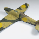 Teraz mogłem od nowa nakleić na modelu maski pozycjonujące. Tym razem granice plam kamuflażowych pod nimi były już bardziej zbliżone do oryginału.