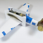 Po złożeniu pudełka na nosie Hurricana pokleiłem je taśmą 3M 471, bo akurat taką miałem pod ręką. Dodatkowo zwykłym papierem ksero pozabezpieczałem 3/4 modelu. bo zabawa z okopceniami to sianie farbą na grubo z pewnej odległości.